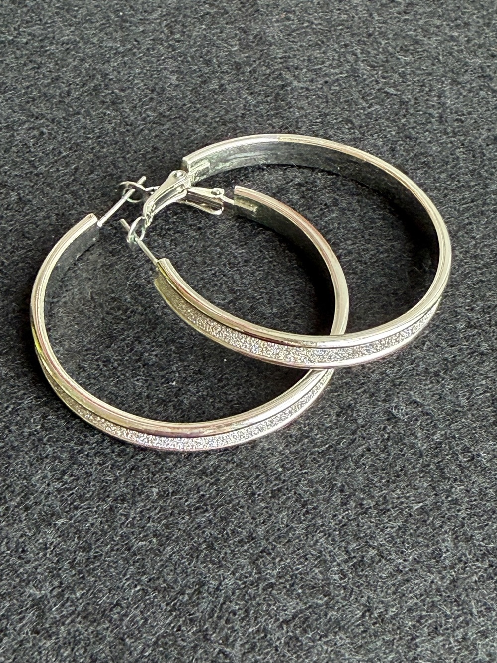 Silver Tone Textured Hoop Earrings Classic Snap Closure 1.5” - Picture 1 of 6